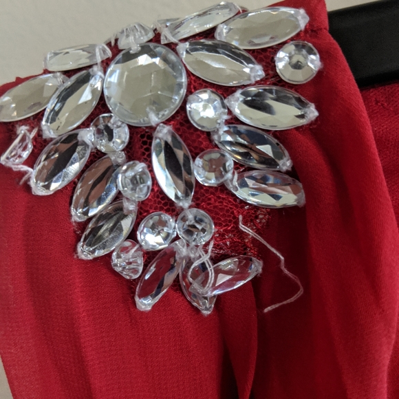 Long red evening gown size 12 - Picture 5 of 9